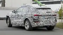 Photo d'espion avec vue arrière de l'Audi RS Q6 E-Tron