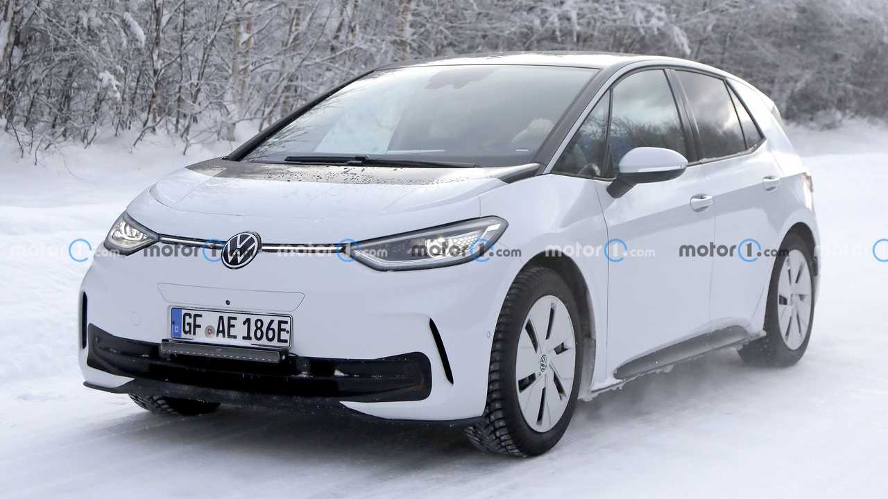 Foto spia Volkswagen ID.3 facelift del 2023