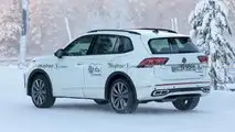 Neue Erlkönigbilder des VW Tiguan (2023) in weiß vom 15.12.2022