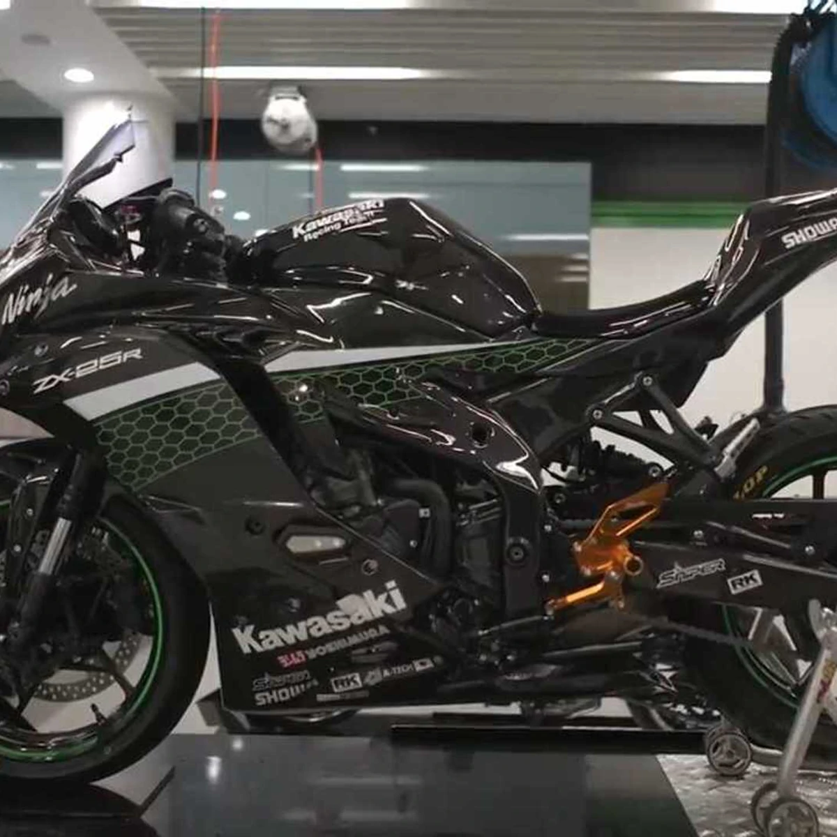Kawasaki Indonesia Shows Us How To Modify A ZX-25R For The Track