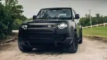Uno speciale Land Rover Defender in nero opaco