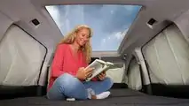 Volkswagen Caddy California: Eines der neuen Highlights ist das 1,4 Quadratmeter große Panorama-Glasdach.