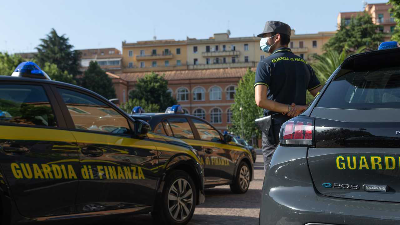 Peugeot e-208, l'auto elettrica della Guardia di Finanza