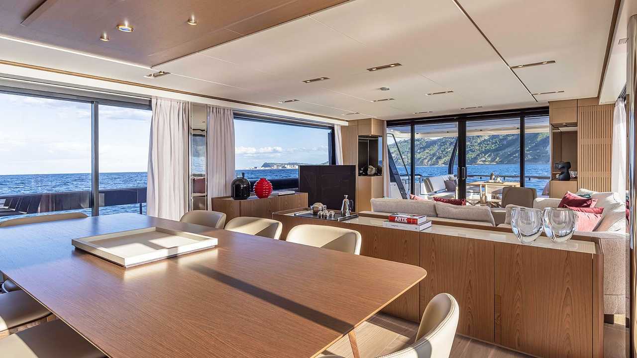 Range Rover vs Ferretti Yachts 1000