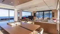 Range Rover vs Ferretti Yachts 1000
