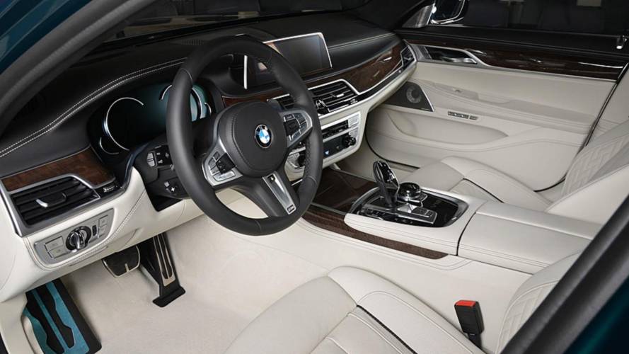 Boston Yeşili Rengindeki BMW M760Li