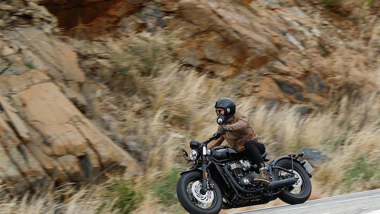 2018 Triumph Bonneville Bobber Black - First Ride