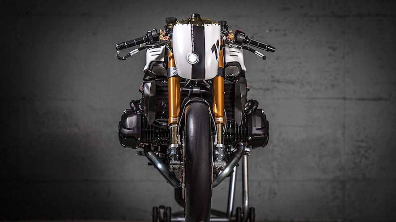 While the White Venom may have what looks like a wide stance, it's still reportedly plenty fast