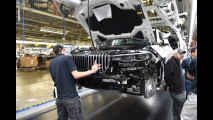 BMW X7, i modelli di pre-serie su strada e in fabbrica