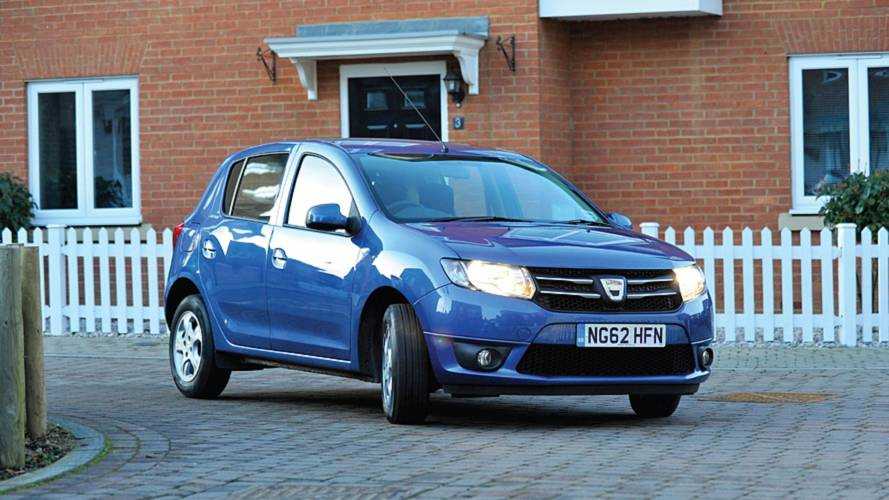 Fiat 500 e Dacia Sandero, le più economiche a 50 anni di distanza