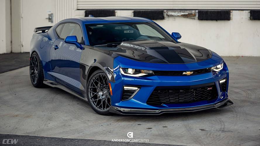 Karbonfiber Modifiyeli Bir Chevrolet Camaro SS