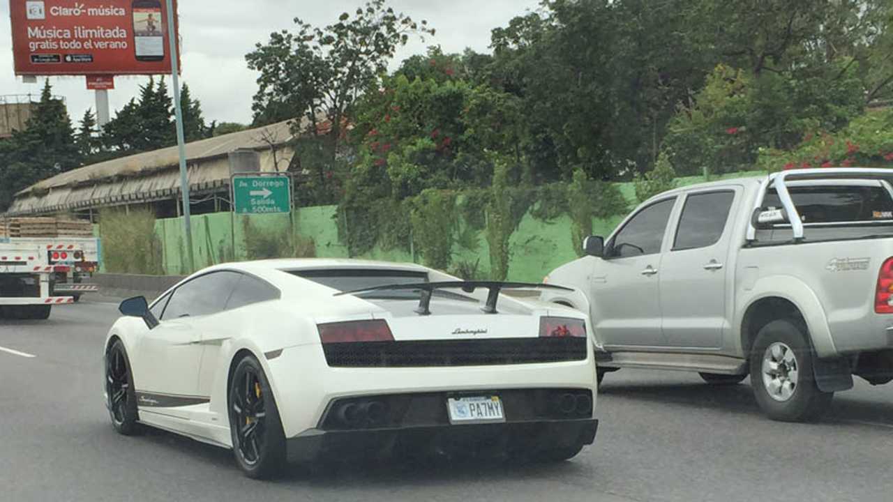 Euforia paparazzi por un Lamborghini Gallardo Superleggera en Buenos Aires