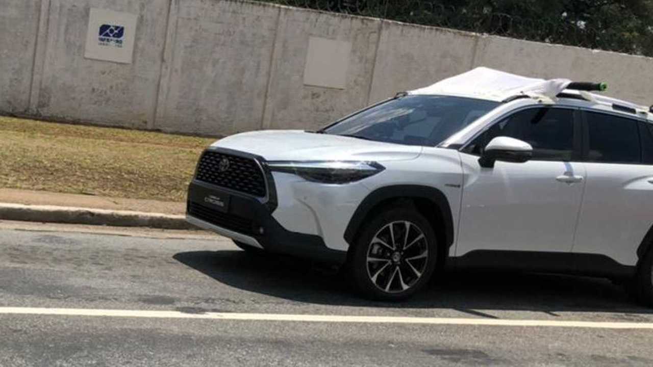 Flagra: Toyota Corlla Cross Hybrid sem camuflagem no Brasil
