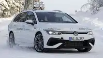 VW Golf R Variant (2021) fast ungetarnt erwischt