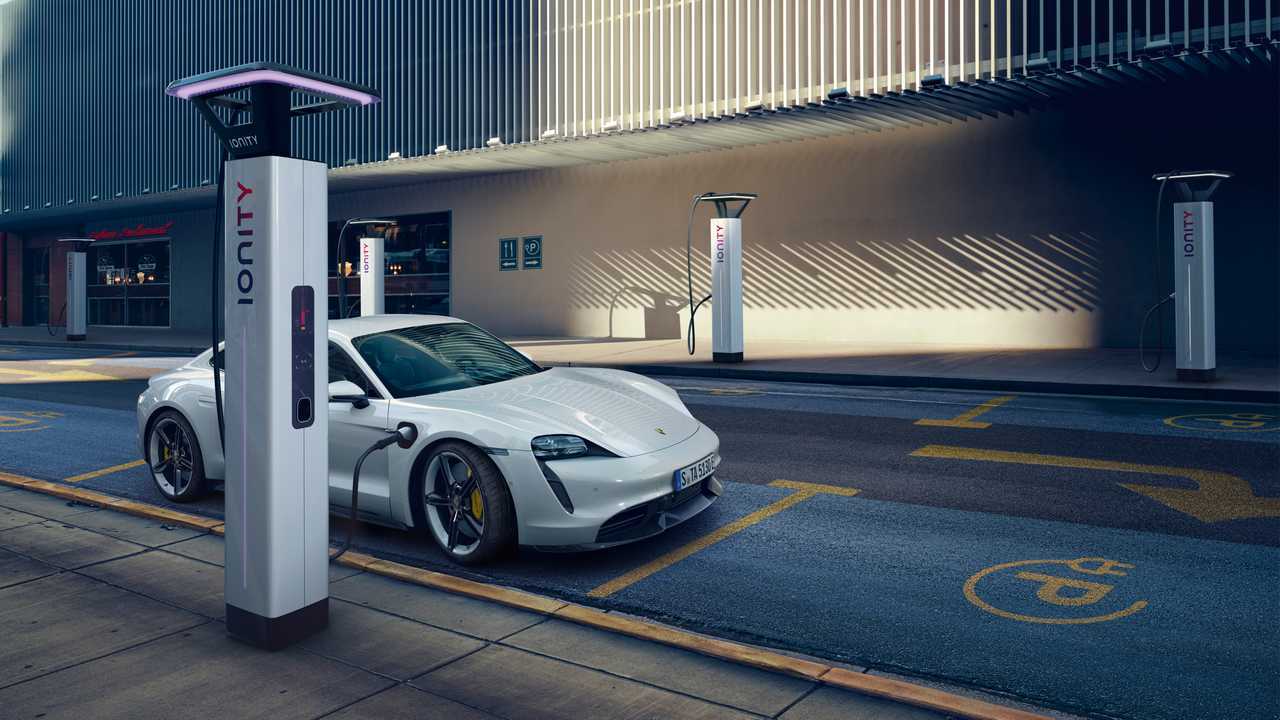 Porsche-Tesla, il duello ha inizio