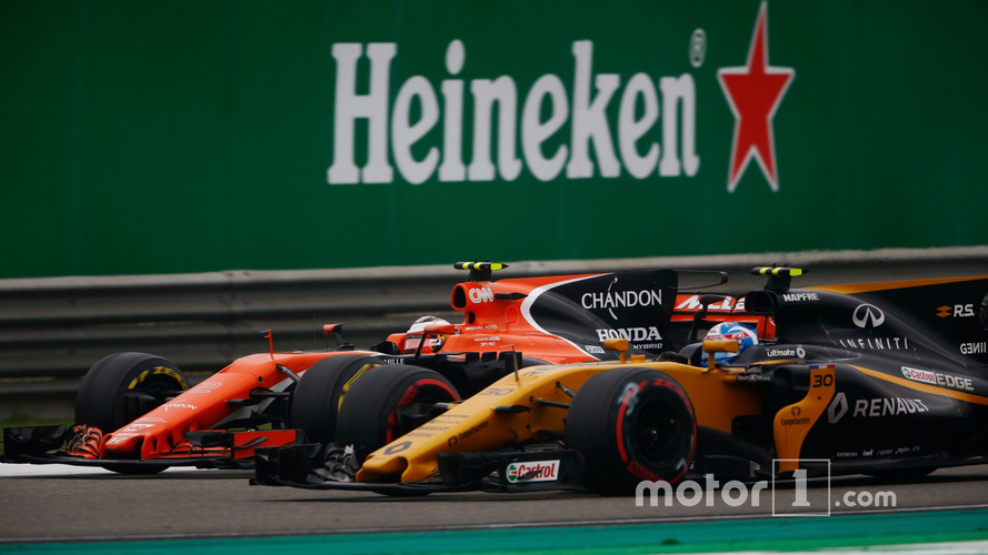 Stoffel Vandoorne, McLaren MCL32, battles Jolyon Palmer, Renault Sport F1 Team RS17