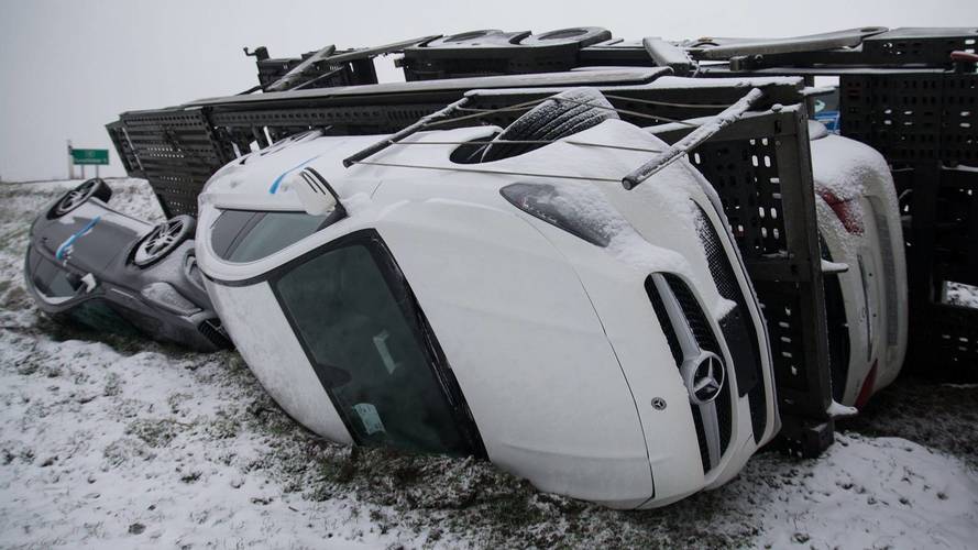 Árokban találták magukat a vadonatúj Mercedesek