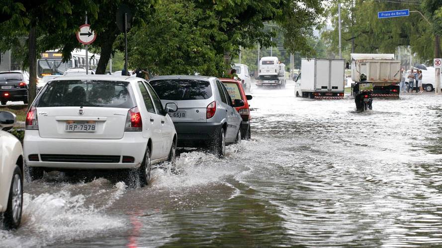 Cuidados com carro na chuva