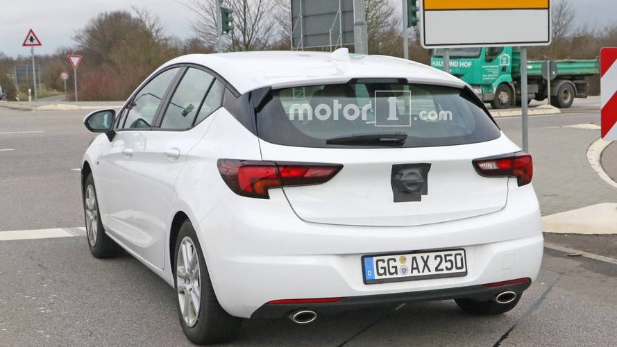 Opel Astra facelift spy photo