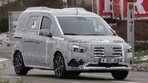 Mercedes-Benz T-Class nuova foto spia (anteriore tre quarti)