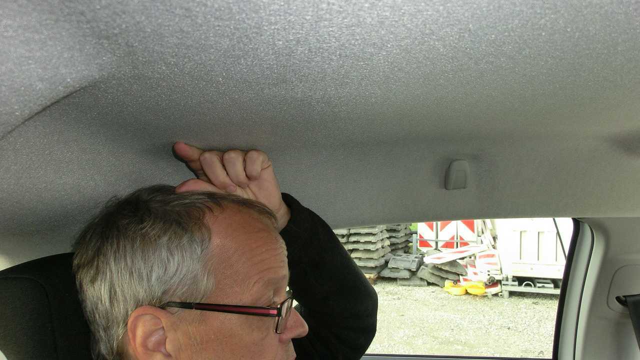 Citroen C3 (2021): Über dem Kopf des 1,76 Meter großen Autos bleiben noch etwa drei Zentimeter Platz.