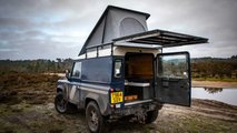 Land Rover Defender by Felix Collier Trasera