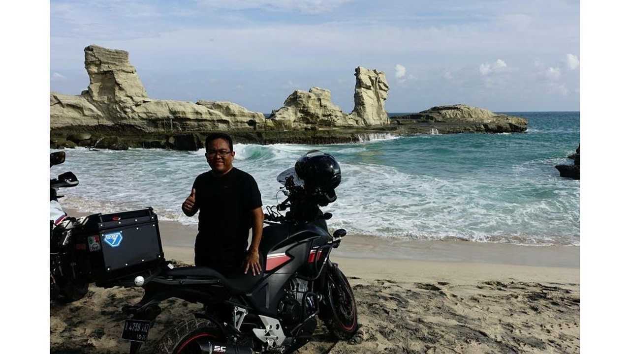 Indra Dhani di Pantai Klayar, Pacitan