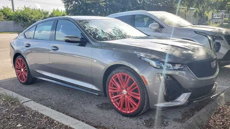 ¿Sabes por qué Cadillac usa llantas rojas en sus coches?