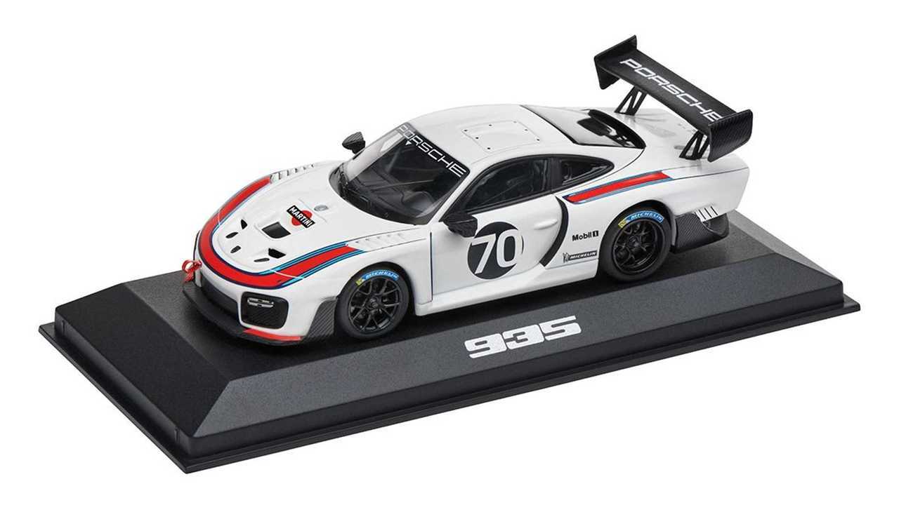 Porsche 935 Martini Racing a escala