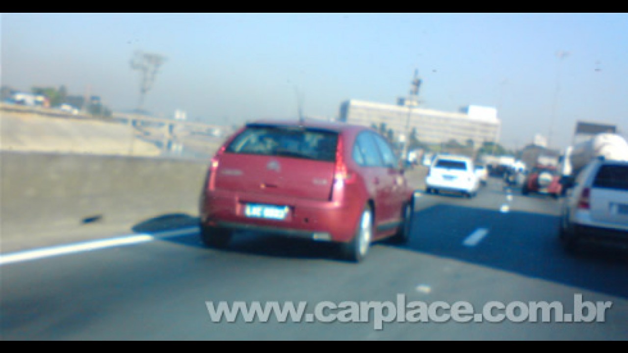 Leitor flagra o novo Citröen C4 hatch rodando sem disfarces em São Paulo