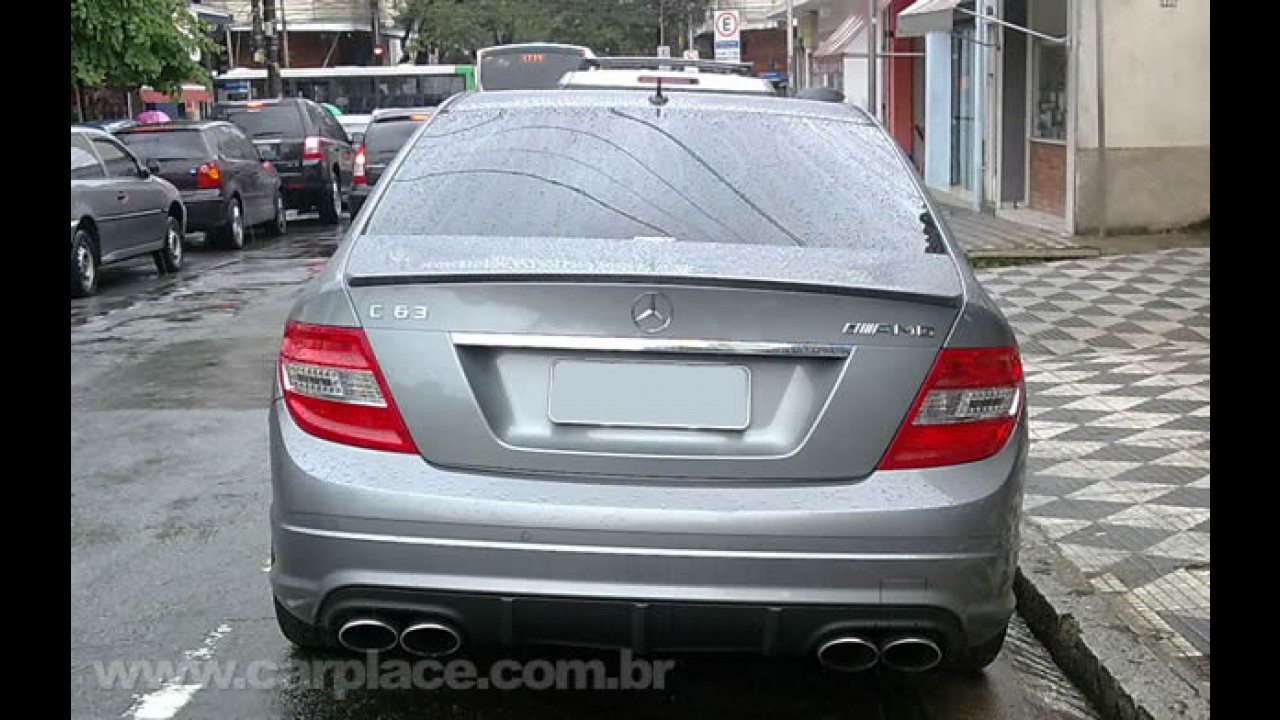 Rodando por aí: Mercedes-Benz C63 AMG com motor V8 de 463 cavalos de potência em SP