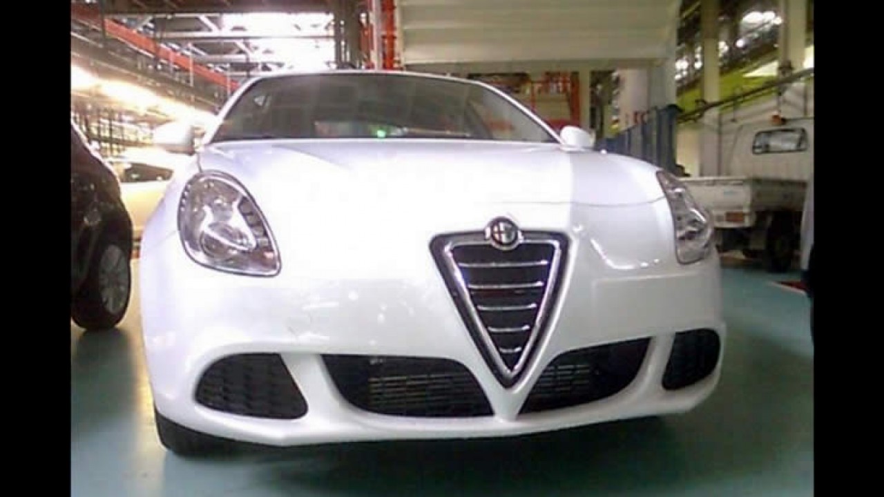 Novo Alfa Romeo Milano: Vazam imagens do novo hatch italiano sem nenhum disfarce