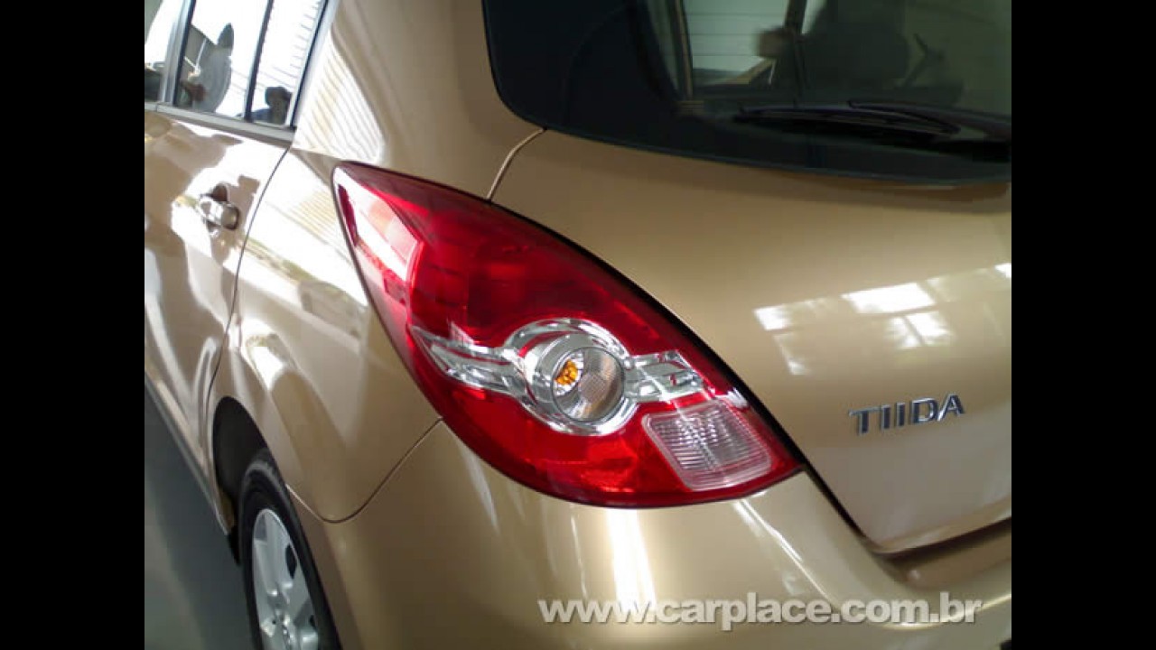 Flagrado! Nissan Tiida reestilizado aparece sem disfarces na Tailândia