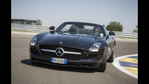 Mercedes SLS AMG Roadster vs Mercedes Actros: la prova