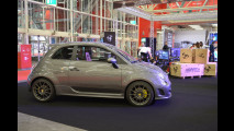 Aria di corse allo stand Abarth 