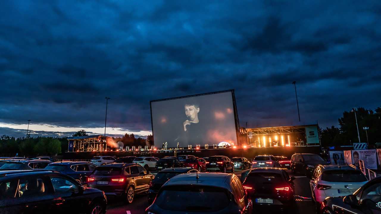 SEAT-reinvents-drive-in-cinemas-in-Germany_01_HQ