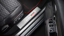 Jaguar XJR575 revealed