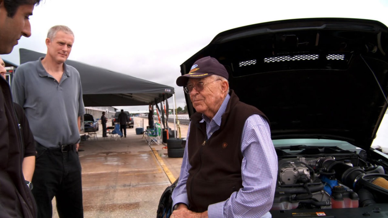 Ford homenageia Carroll Shelby com o especial GT500 Cobra de 860 cavalos