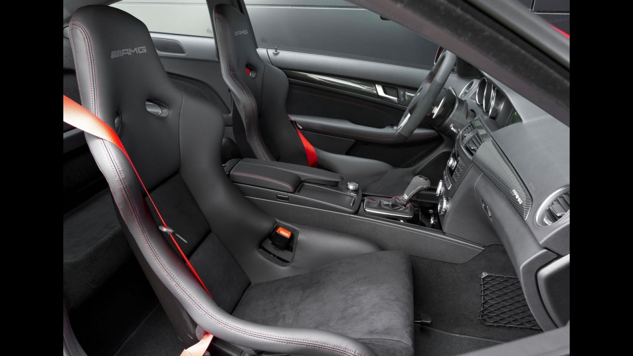 Oficial: Mercedes-Benz C63 AMG Coupé Black Series 2012 chega com motor V8 de 517cv