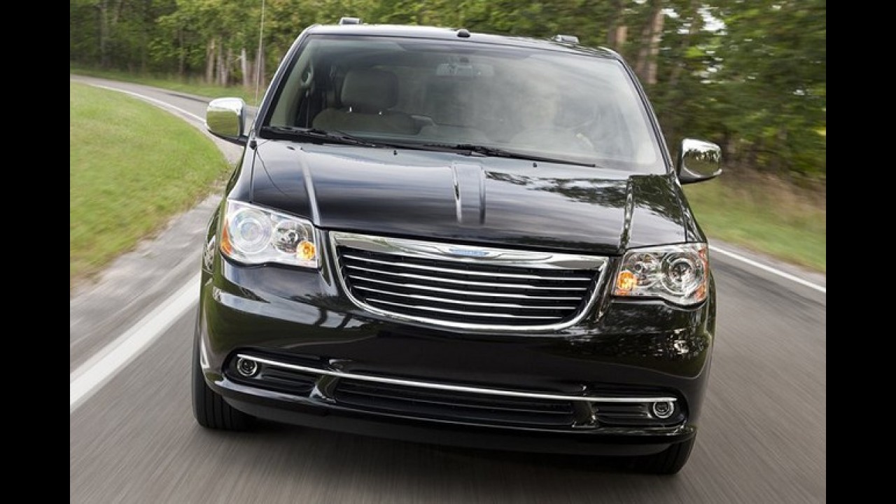 Chrysler Town & Country 2011 chega oficialmente por R$ 173.900