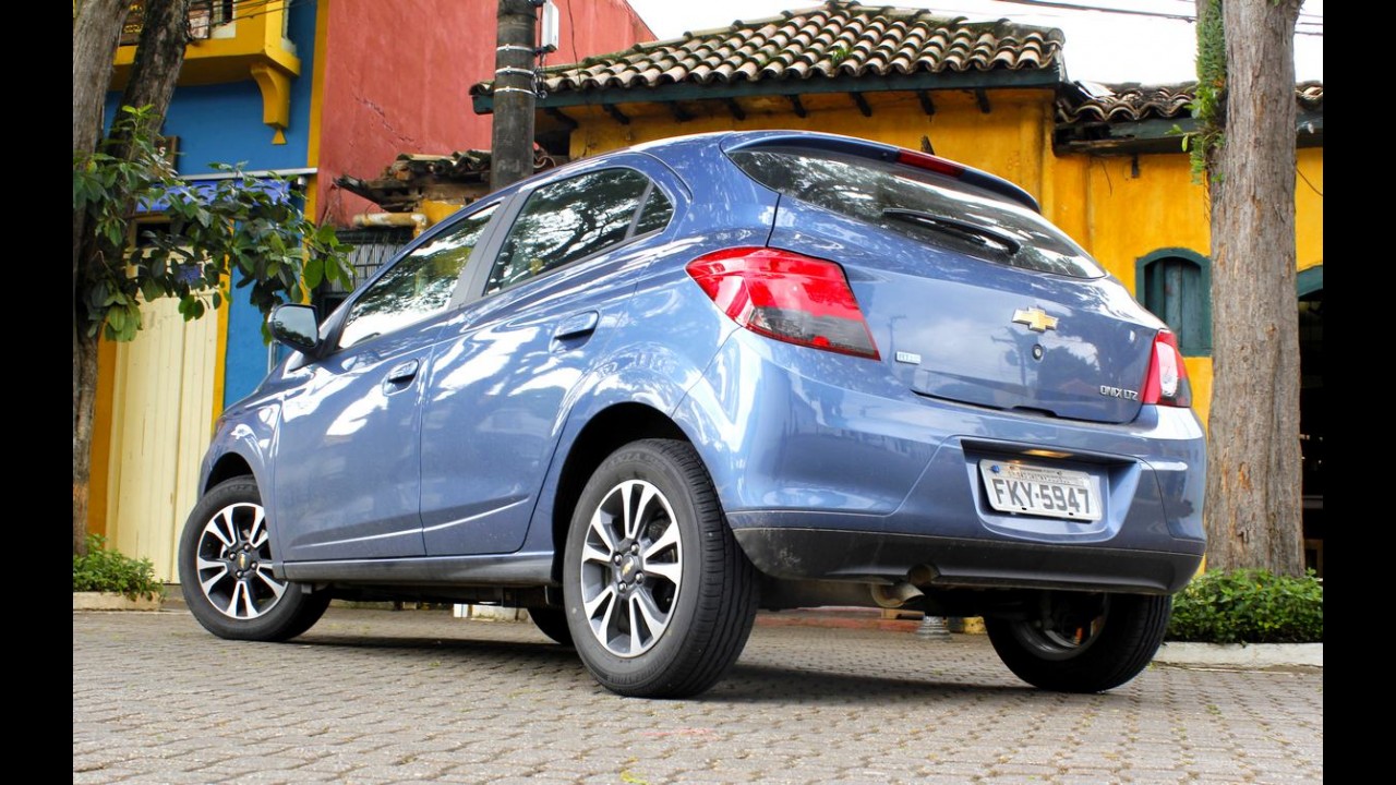 Onix e Prisma ficam mais caros: hatch parte de R$ 33,9 mil e sedã R$ 38,3 mil