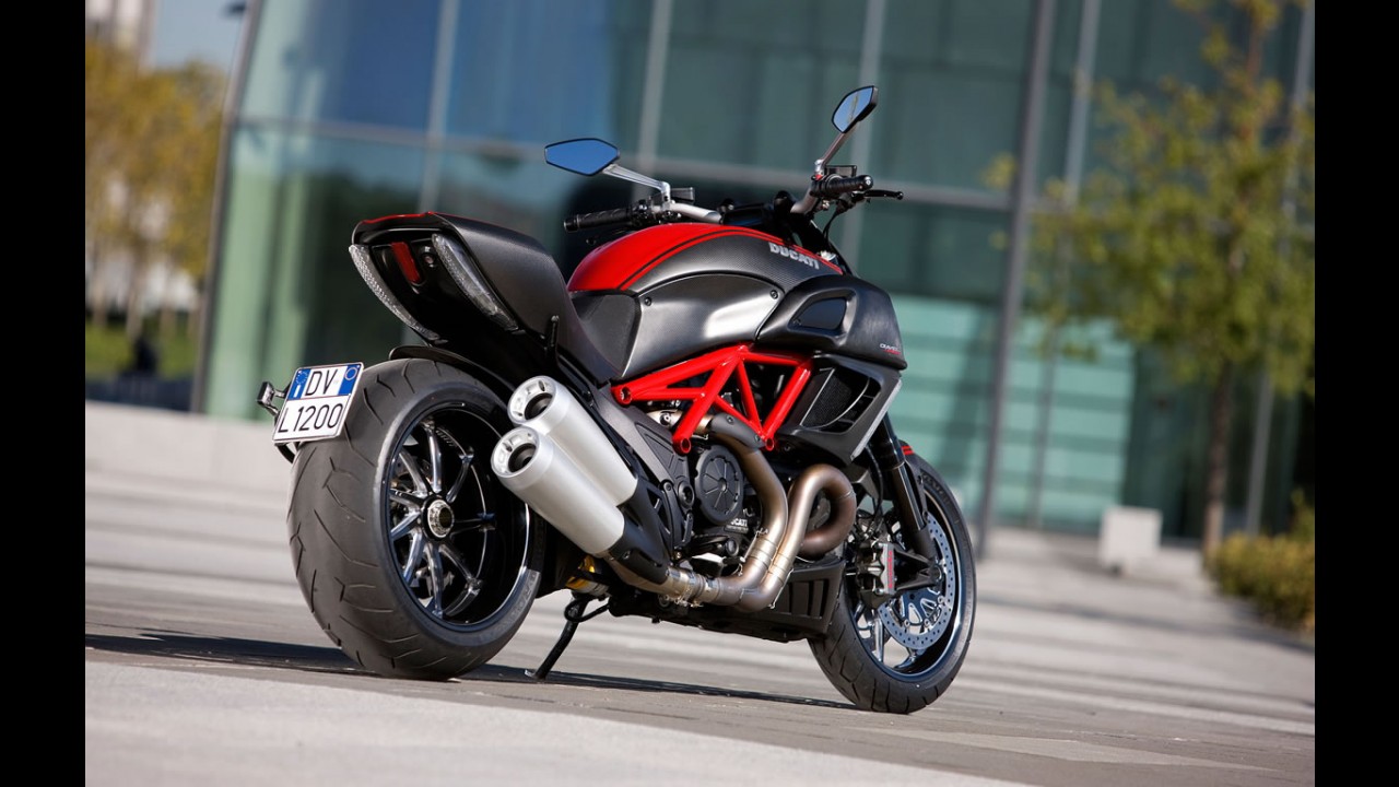 "Diavélica": Ducati Diavel alia ciclística custom e poderio de esportiva