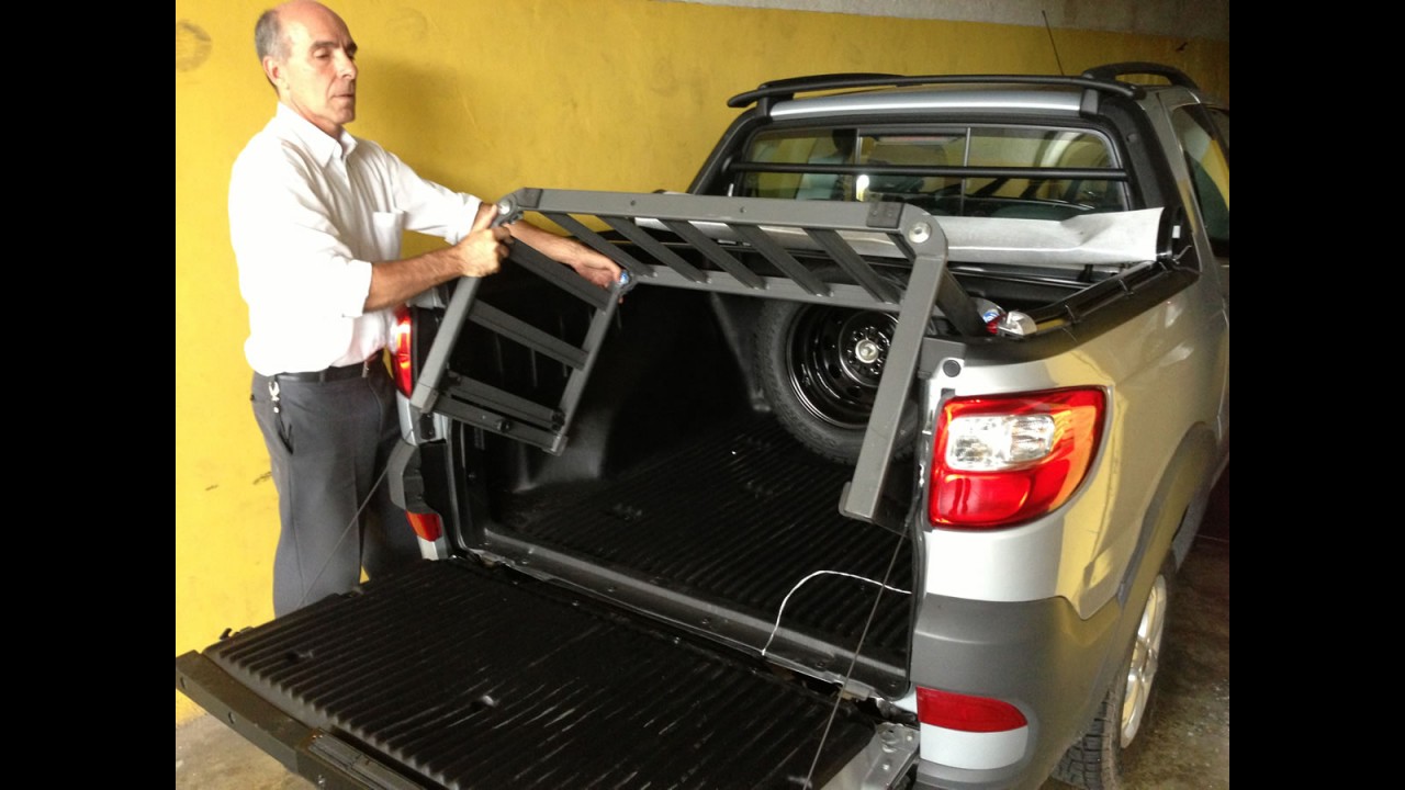 Avaliamos o extensor de caçamba da Fiat Strada com a Honda CG: confira passo a passo