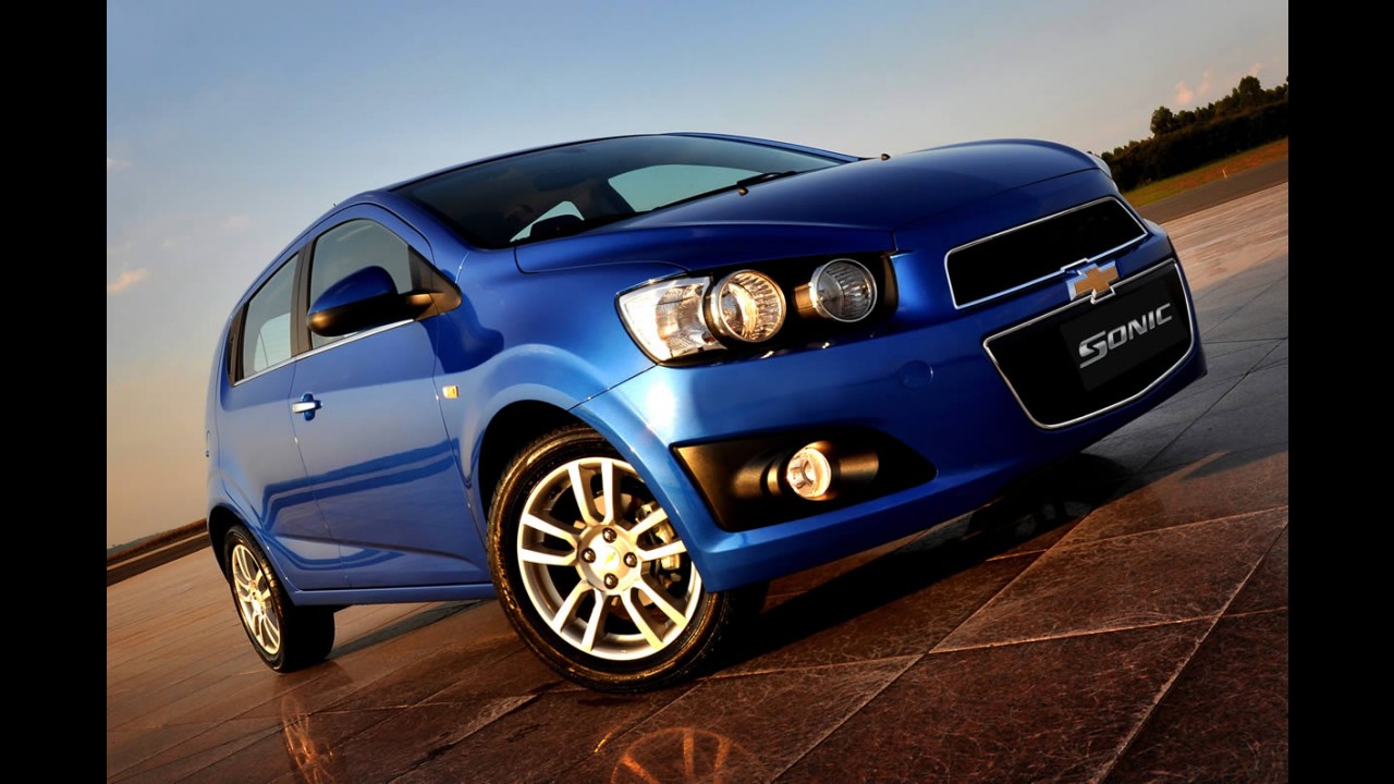 Análise CARPLACE: Fiesta lidera e 208 passa C3 nas vendas de hatches compactos