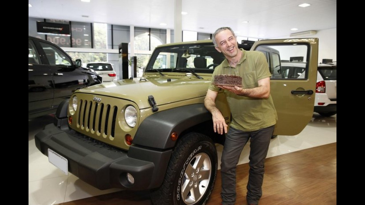 Presente de aniversário: João Barone recebe um Jeep Wrangler emprestado pela marca