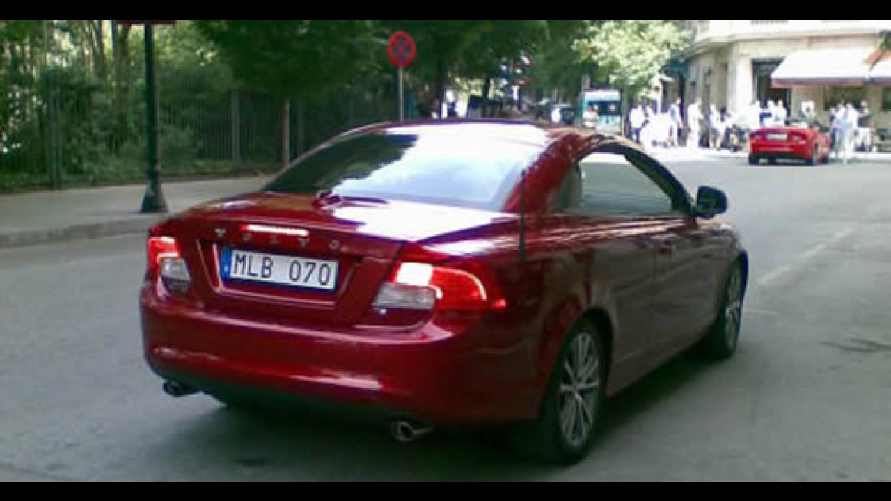 Facelift: Novo Volvo C70 2011 é flagrado durante sessão de fotos publicitárias em Barcelona