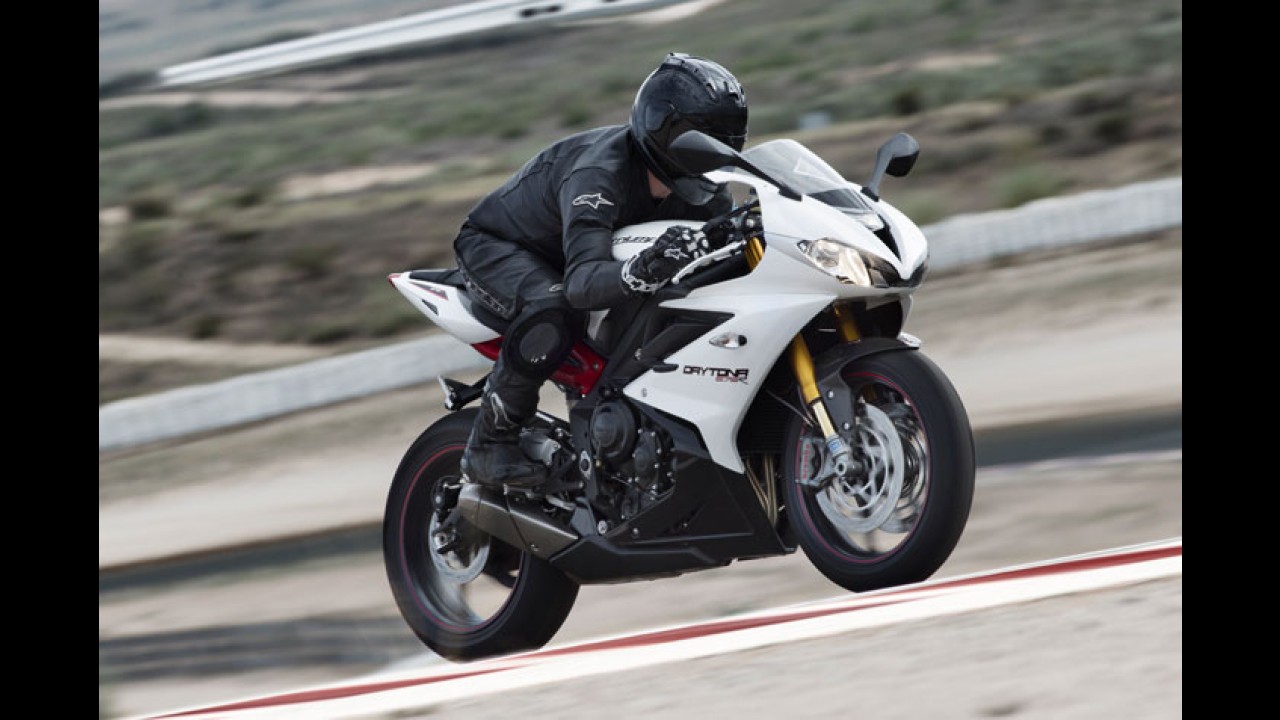 Triumph mostra Street Triple 675 por R$ 31.900 para brigar com Hornet
