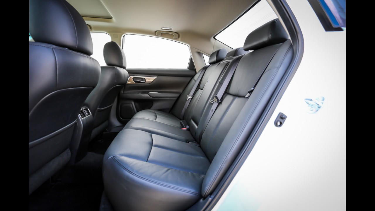 Altima ou Corolla? Desconto deixa Nissan grande a preço de Toyota médio