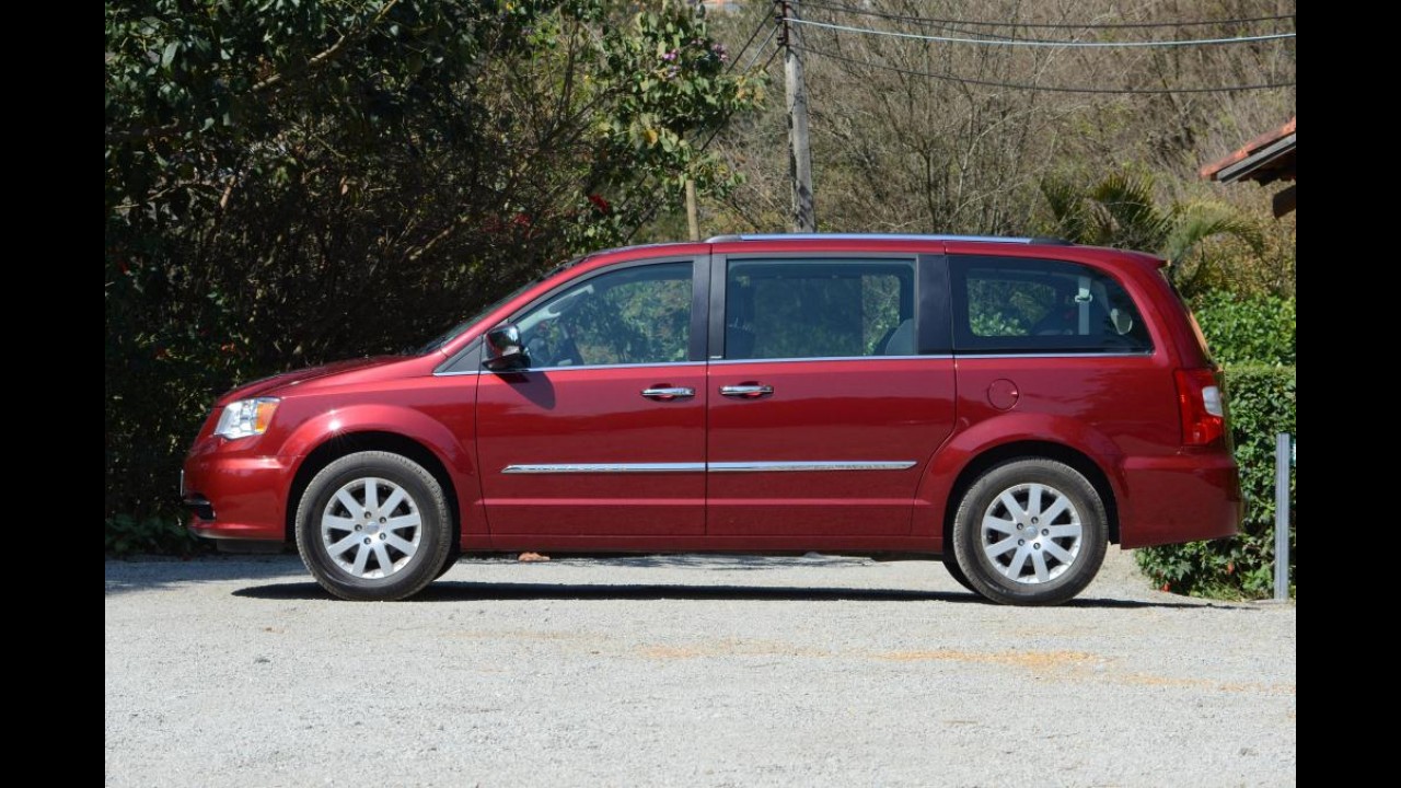 Chrysler lança Town & Country 2012 com retoque visual e novo motor V6 por R$ 173.900