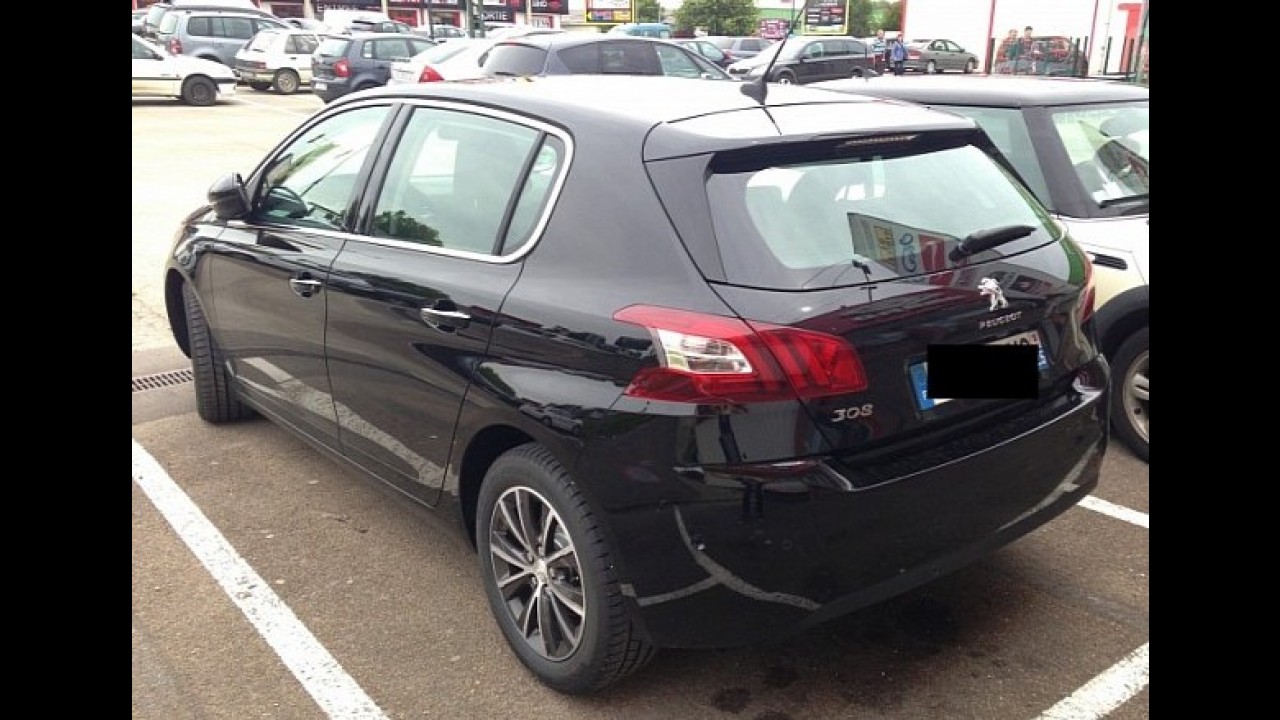 Novo Peugeot 308 é flagrado sem disfarce na França
